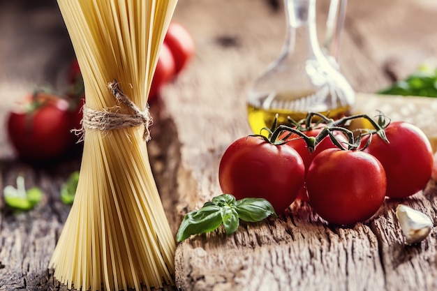 Spaghetti tomaten basilicum olijfolie Parmezaanse kaas en champignons op zeer oude eiken plank