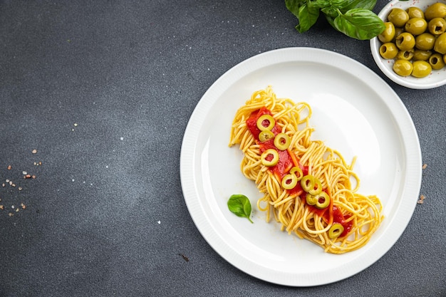 spaghetti tomatensaus groene olijven gezonde maaltijd voedsel snack op tafel kopie ruimte voedsel