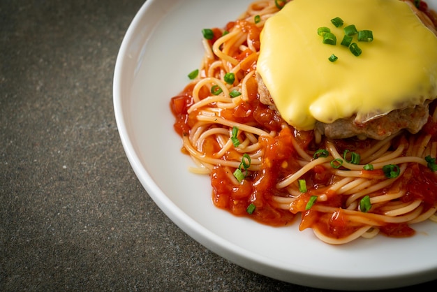 Spaghetti Tomatensaus met Hamburger en Kaas op bord