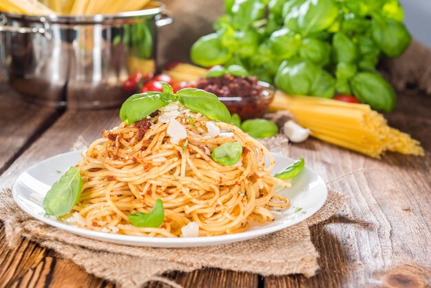 Спагетти и томатный песто