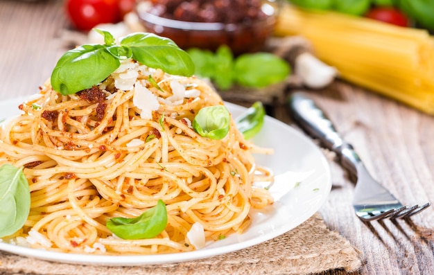 Spaghetti and Tomato Pesto