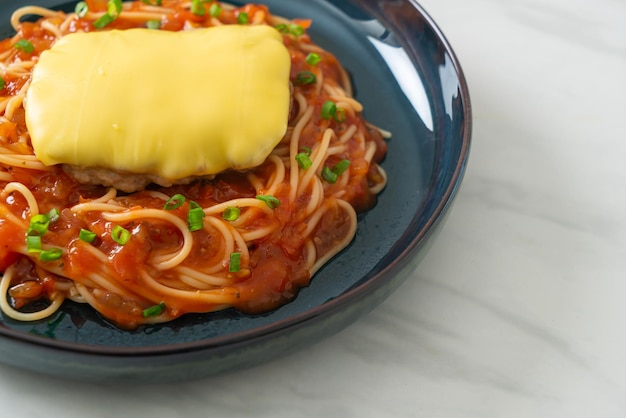 Spaghetti al sugo di pomodoro con amburgo e formaggio