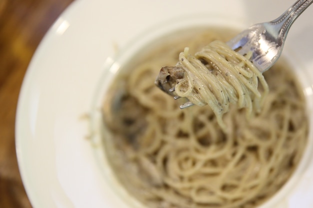 spaghetti truffle sauce with mushroom