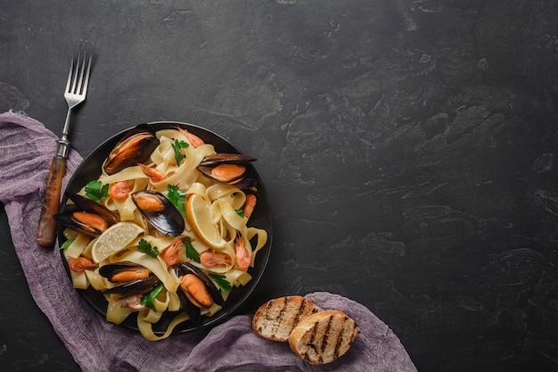 Фото Спагетти вонголе, итальянская паста из морепродуктов с моллюсками и мидиями
