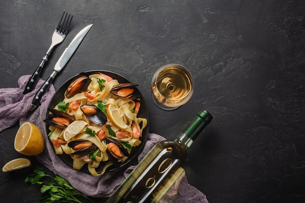 Spaghetti vongole, pasta italiana di mare con vongole e cozze