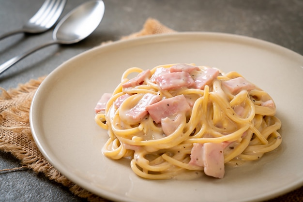 spaghetti white cream sauce with ham