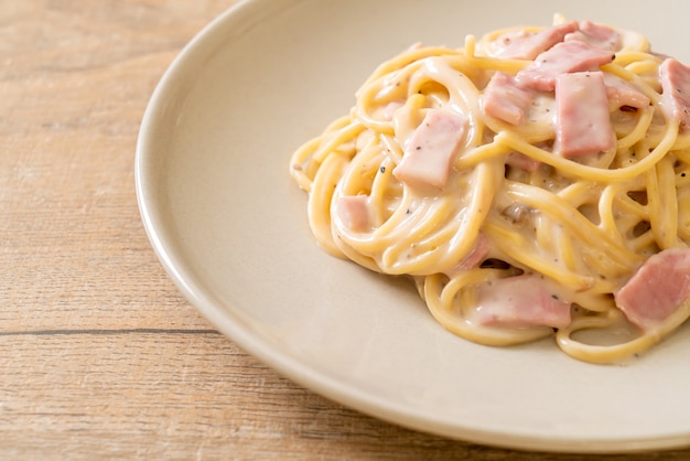 spaghetti white cream sauce with ham