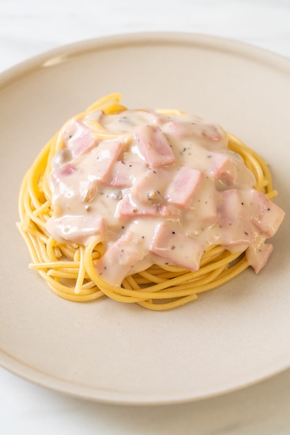 spaghetti white cream sauce with ham