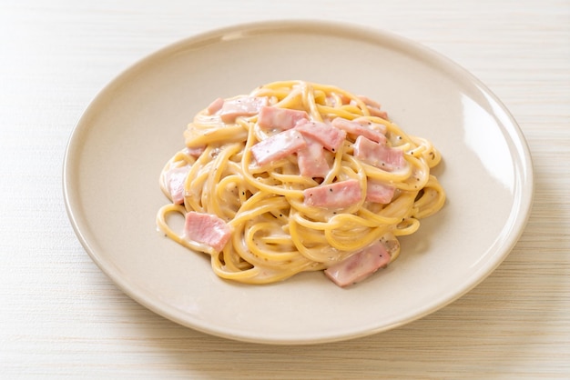 Spaghetti white cream sauce with ham