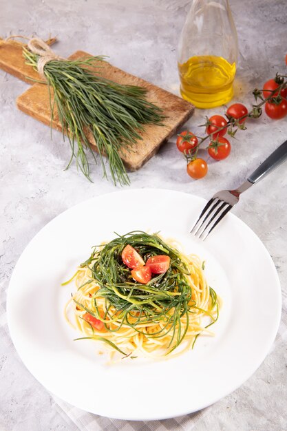 スパゲッティアグレッティ、イタリアの春野菜、白い皿の上の食材