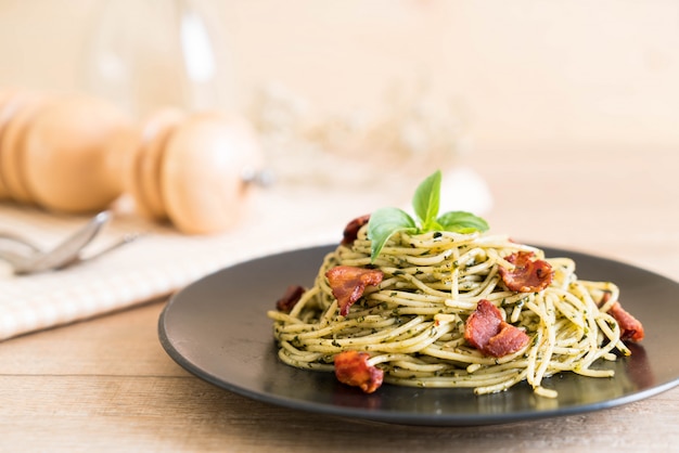 Спагетти с базиликом песто и беконом