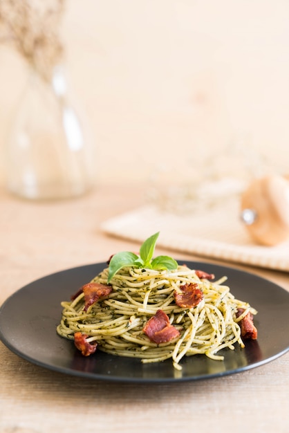 Spaghetti with basil pesto and bacon