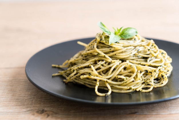 Spaghetti with basil pesto