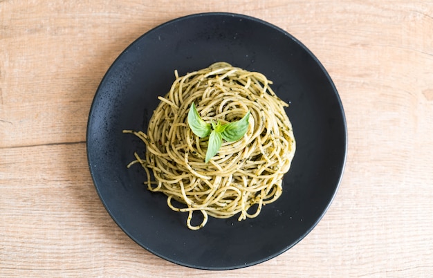 Spaghetti with basil pesto