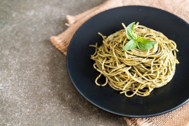 Spaghetti with basil pesto