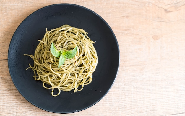 Spaghetti with basil pesto