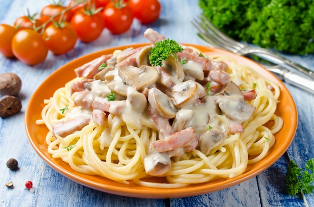 Spaghetti with Bechamel sauce, mushrooms and bacon