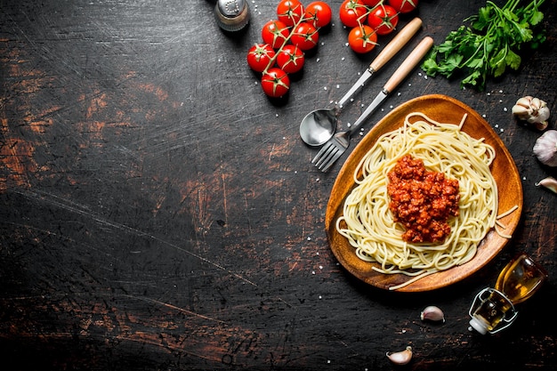 トマト パセリとニンニクを添えた皿にボロネーゼ ソースのスパゲッティ