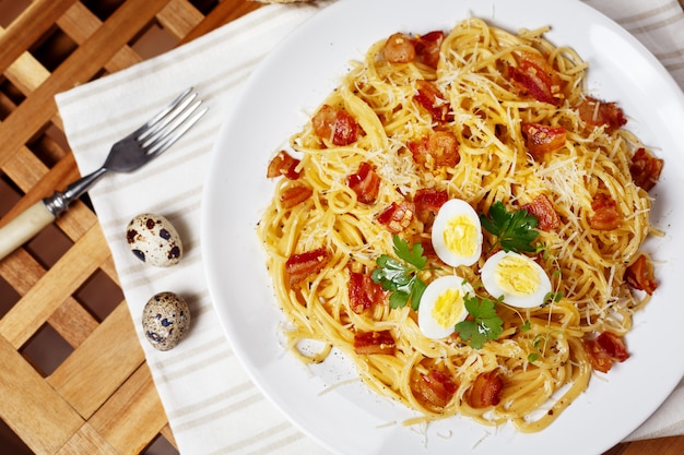 Spaghetti con salsa alla carbonara