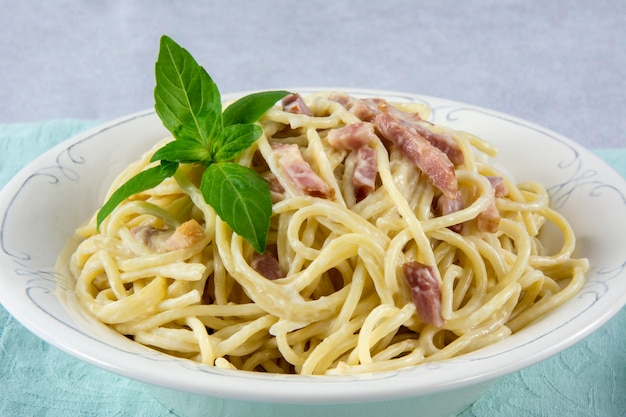 Spaghetti with carbonara sauce