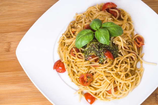 Спагетти с помидорами черри и соусом песто