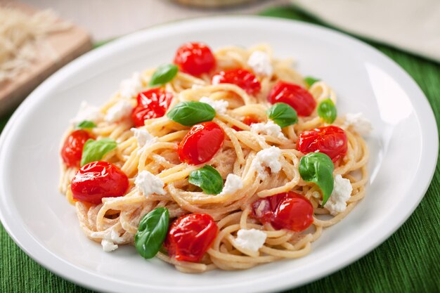 Spaghetti with cherry tomatoes and ricotta