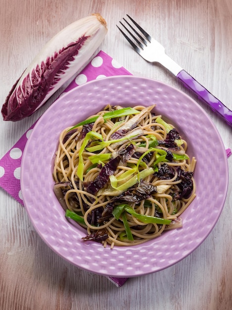 Spaghetti with chicory and leek