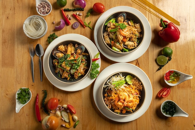Фото Спагетти с моллюсками и тайской лапшой с креветками
