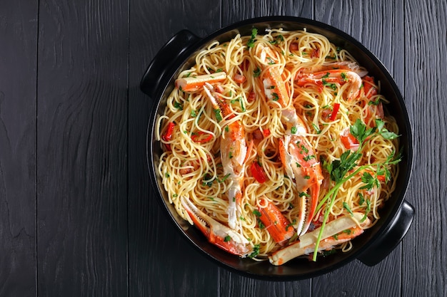 Photo spaghetti with crab in spicy white wine sauce