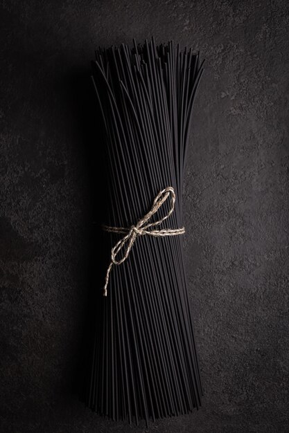 Photo spaghetti with cuttlefish ink on a black background