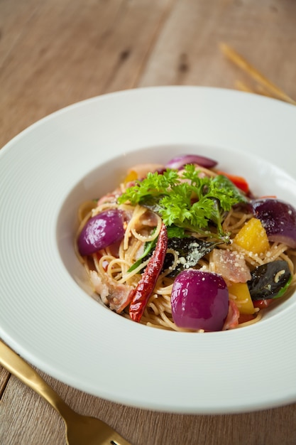 Spaghetti with dried chili pepper and bacon