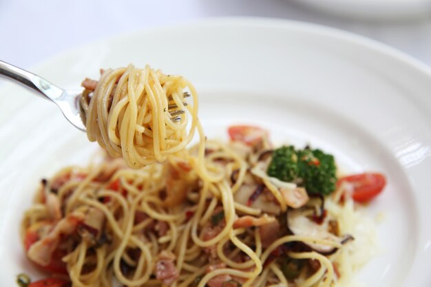 Spaghetti with dried chilli and bacon