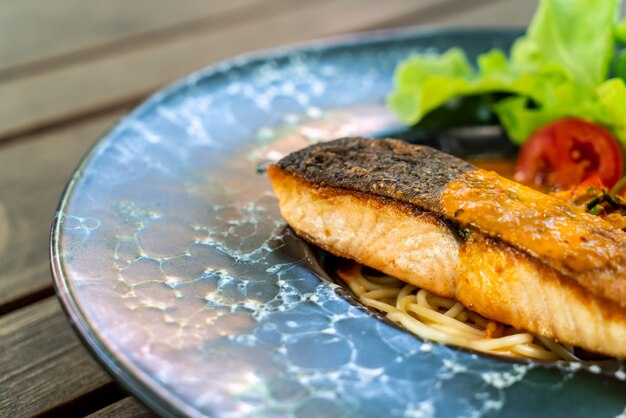 Photo spaghetti with fried salmon