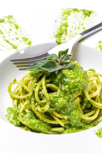 Foto spaghetti al pesto fatto in casa e origano