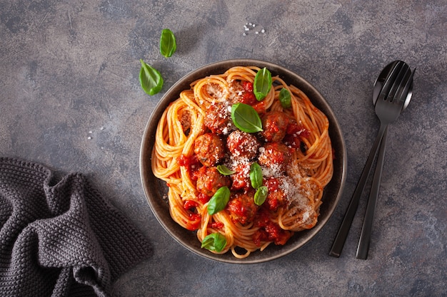 Спагетти с фрикадельками и томатным соусом, итальянская паста