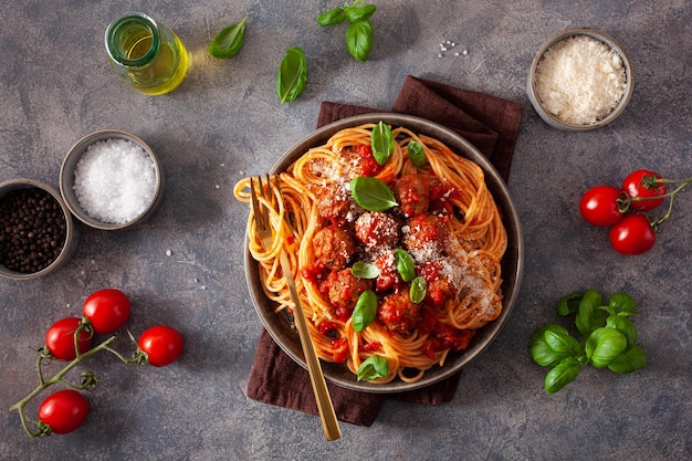 ミートボールとトマトソースのイタリアンパスタのスパゲッティ