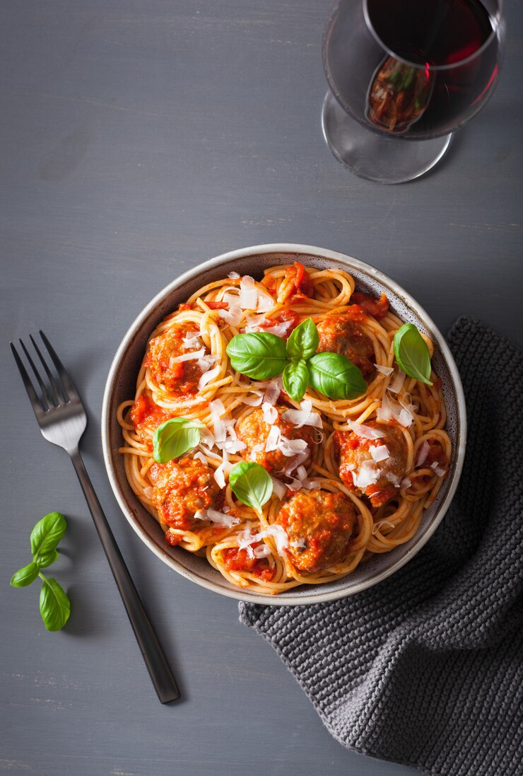 Photo spaghetti with meatballs and tomato sauce