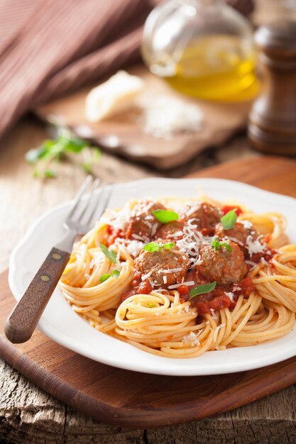 Photo spaghetti with meatballs in tomato sauce