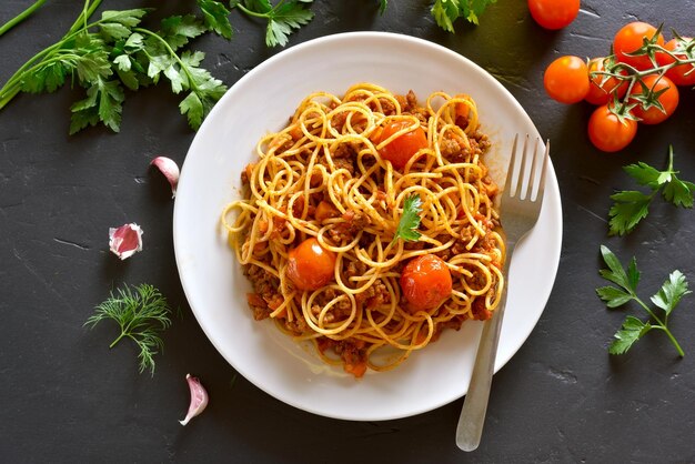 Spaghetti with minced meat and cherry tomatoes