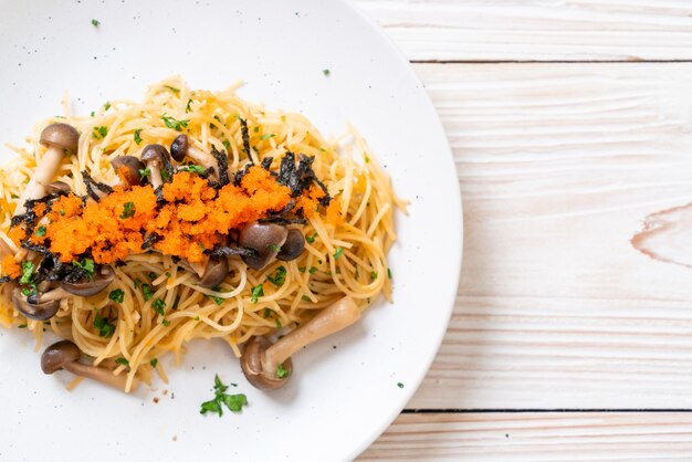 spaghetti with mushrooms shrimp egg and seaweed 