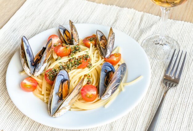 Spaghetti with mussels and cherry tomatoes