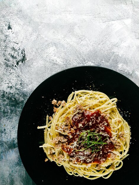 Foto spaghetti con parmigiano e pancetta mangiare sano cucina italiana vista dall'alto