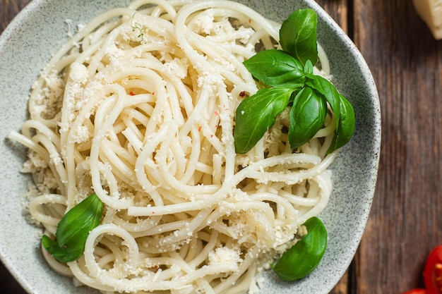 Foto spaghetti al parmigiano in un piatto pasta al formaggio