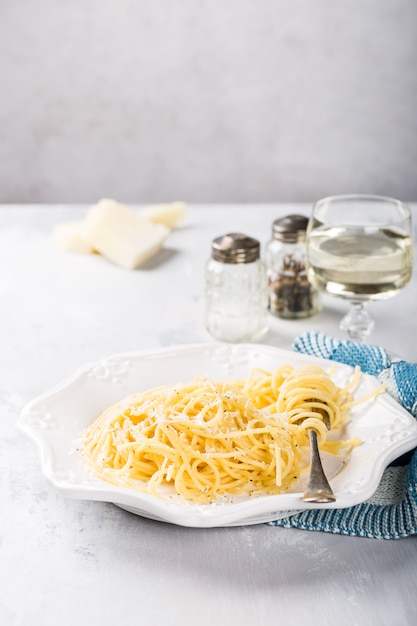 Spaghetti con pecorino e pepe