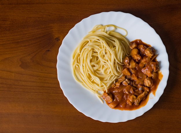 写真 豚肉のトマトソーススパゲッティ。おいしい食べ物