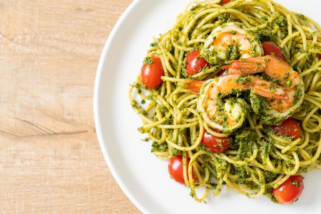 Foto spaghetti con gamberi o gamberi al pesto fatto in casa - stile alimentare sano