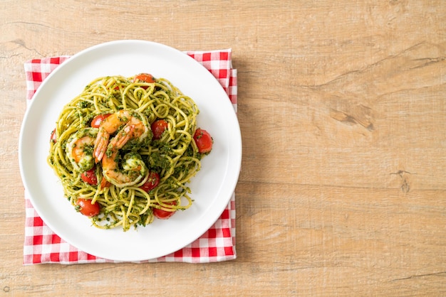 Spaghetti con gamberi o gamberi al pesto fatto in casa