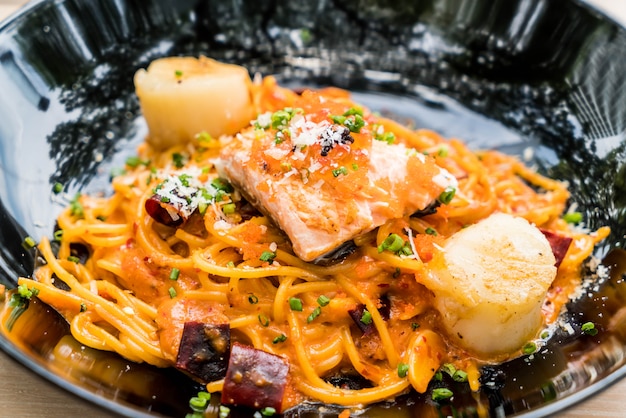 spaghetti with salmon and scallop