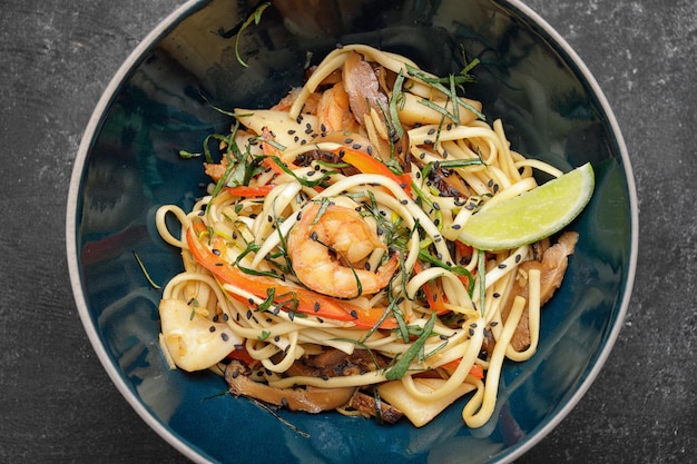 Photo spaghetti with seafood on a dark background