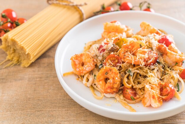 spaghetti with shrimps, tomatoes, basil and cheese 